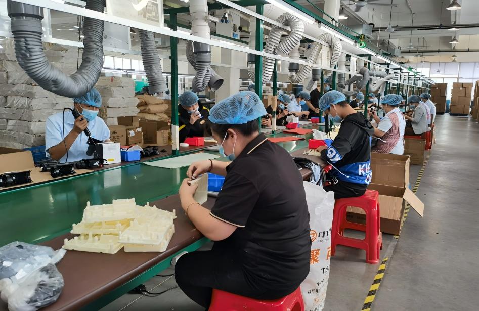 Ligne d'assemblage et ligne de production d'emballage entièrement automatisée